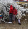 Se observa a una mujer, un hombre y unos niños con chamarras, hay nieve.