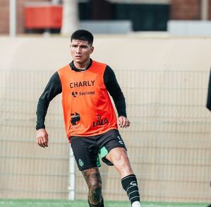 Bruno Amione en una práctica con Santos