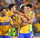 Sebastián Córdova y Javier Aquino festejando un gol con los Tigres.