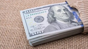 Fajo de dólares estadounidenses.