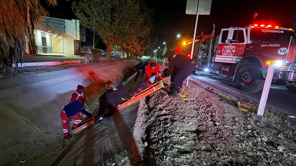 Elementos de rescate sacando a un joven motociclista de un canal de riego en San Pedro, Coahuila.