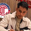 Jorge Díaz Price firmando su contrato con Toluca.