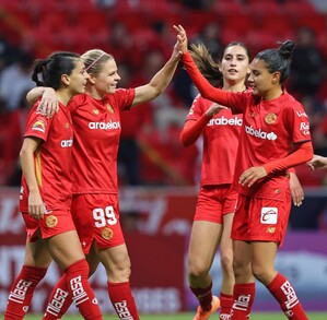 Jugadoras de Toluca Femenil celebrando un gol ante Tijuana.