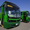 Una fila de autobuses nuevos de 