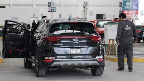 Vehículo durante el proceso de verificación vehicular en Puebla.