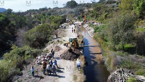 El lugar sigue operando maquinaria pesada, con la cual al momento se han retirado al menos dos de estos montículos conocidos como terraplenes.