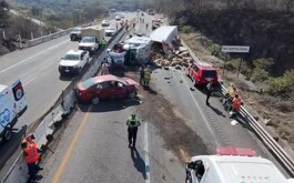 Autos varados en autopista