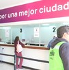 Se observa a unas personas paradas haciendo fila.