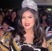 Alina Pihuave, mostrando su corona tras ganar un concurso de belleza en Ecuador.