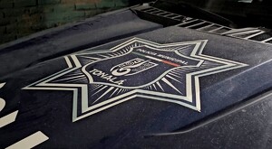 Escudo oficial de la Policía Municipal de Tonalá grabado sobre el cofre de una patrulla policial