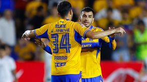 Bernardo Parra y Ángel Correa festejando un gol con Tigres,