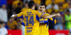 Bernardo Parra y Ángel Correa festejando un gol con Tigres,