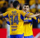 Bernardo Parra y Ángel Correa festejando un gol con Tigres,