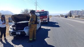 Elementos de Bomberos sofocando el incendio en un auto en la carretera de León Guzmán en Lerdo.