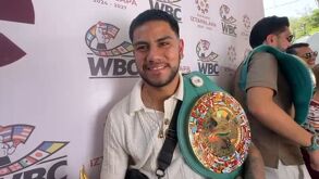 Brandon Mejía recibió Copa José Sulaimán Flame of Hope de parte del CMB.