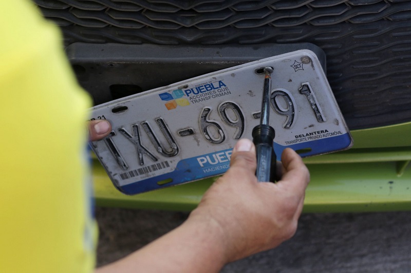 Retiro de placas viejas de un vehículo en Puebla.
