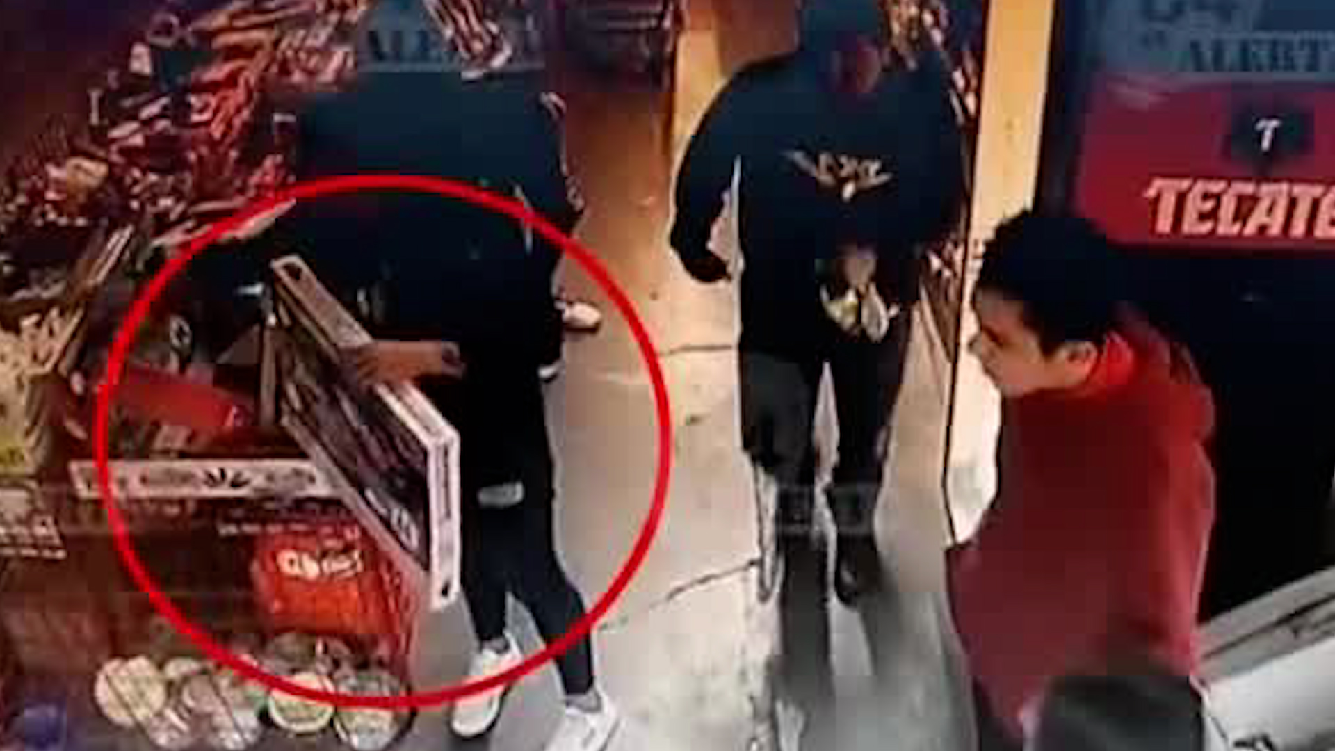 Cámaras de seguridad grabaron el momento en que una pareja roba cuatro cajas de productos y huyen de una tienda de autoservicio.