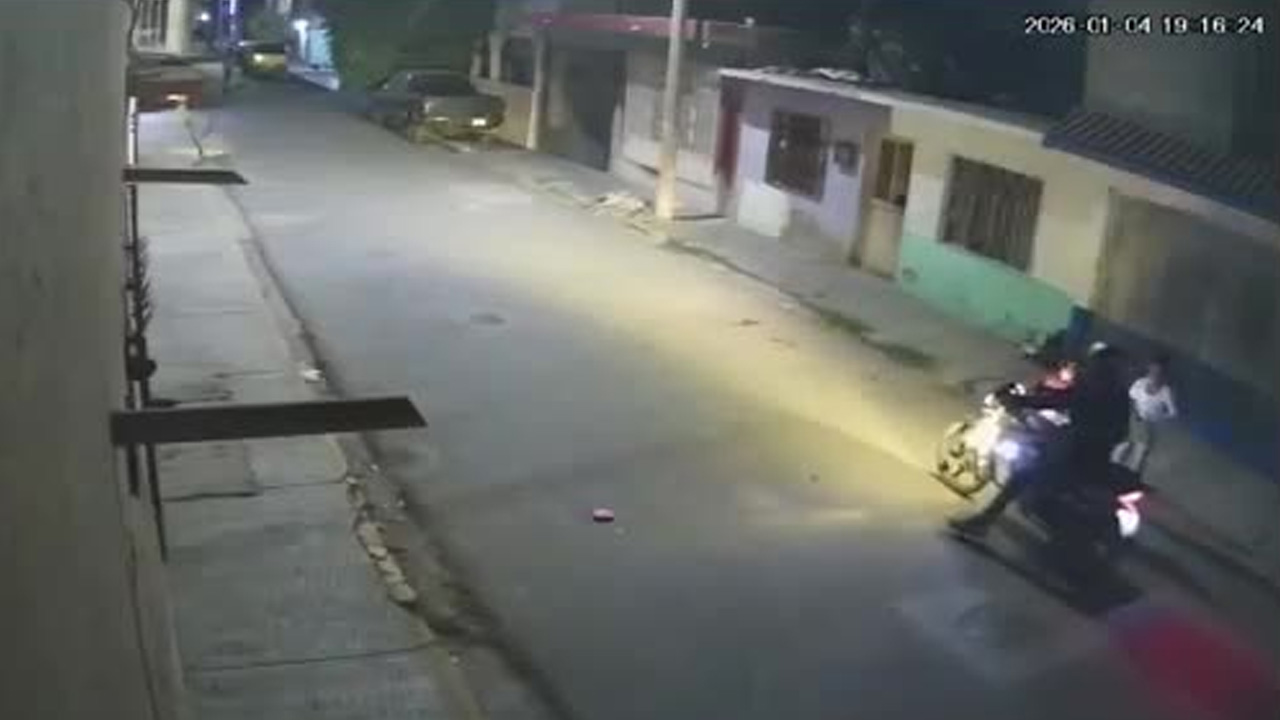 El menor se encontraba jugando en la calle con un amigo, utilizando la lámpara de su celular para iluminarse.
