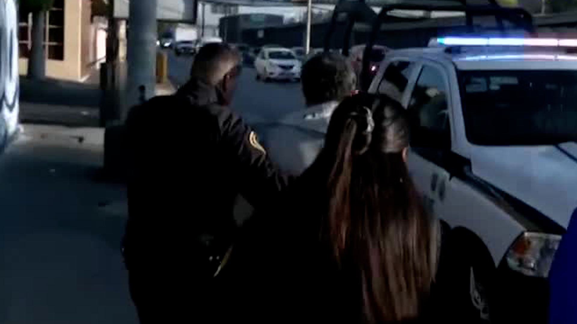 Dos hombres en estado inconveniente manejaban un vehículo que impactó al conductor de un taxi en la Colonia Peñón de los Baños.