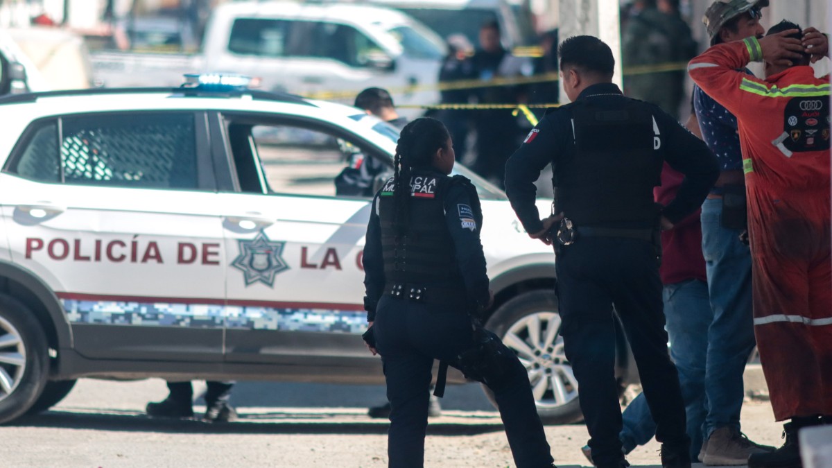 Policía resguarda una escena del crimen tras un posible asesinato en Puebla.