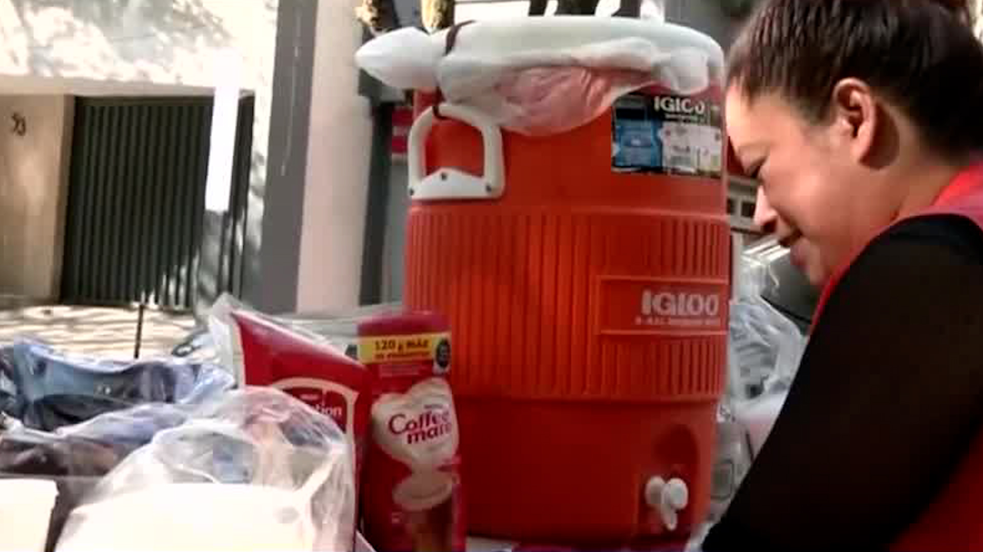 El empleado de un restaurante en la Colonia Condesa presuntamente estaría envenenando a las abejas que esta vendedora ambulante resguarda.