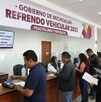 Personas asistiendo a realizar el pago del refrendo