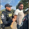 Hombre identificado como Giovani ‘H’ con los ojos censurados siendo detenido por policías de Morelia