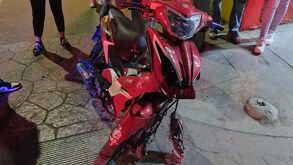 Motocicleta siniestrada en Gómez Palacio color roja.