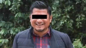 Hombre de camisa roja y chamarra negra detenido en el municipio de Atoyac, Veracruz.