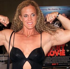 Jayne Trcka, Miss Mann de Scary Movie posando en alfombra roja.