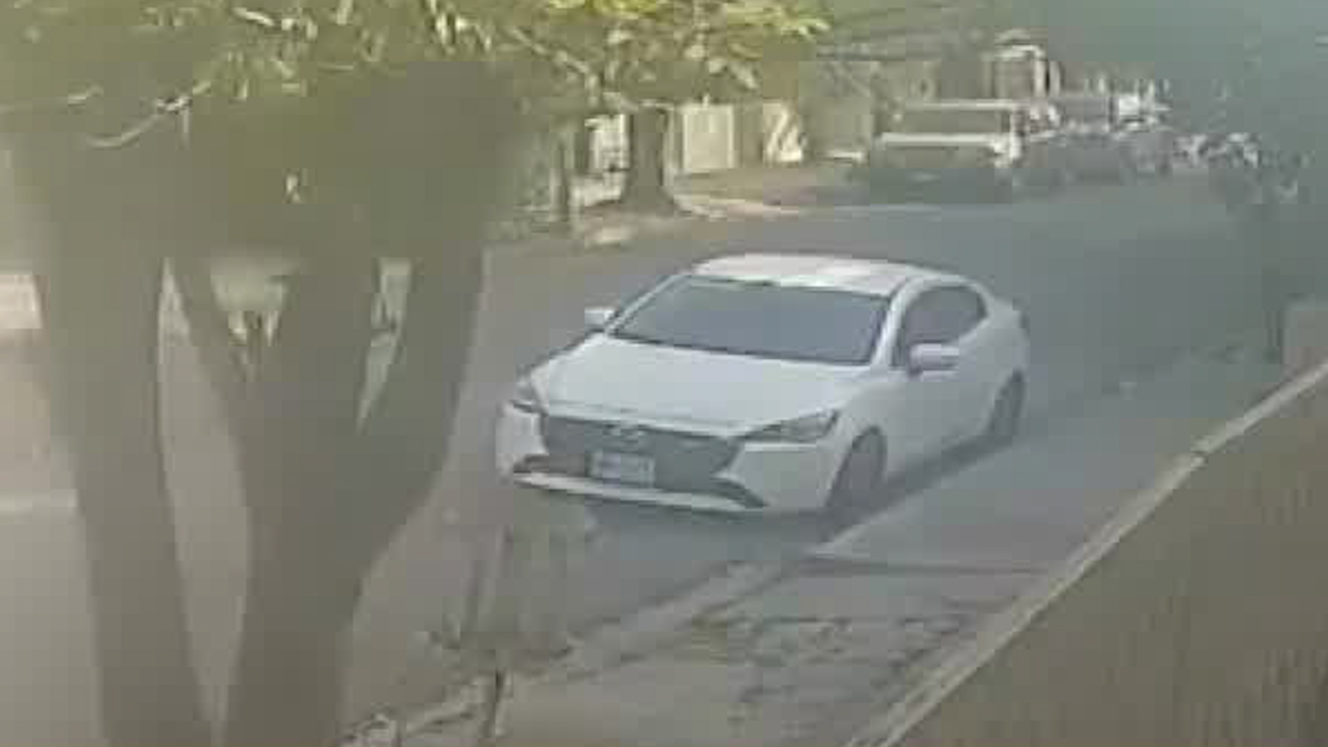 El agresor obligó a Karen, de 31 años, a bajar del auto con sus maletas para después atropellarla intencionalmente y huir a toda velocidad.