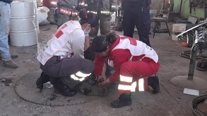 Paramédicos atendiendo a hombre que resultó lesionado tras la explosión de un tanque metálico que cortaba.