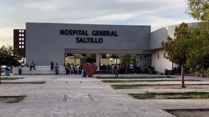 Se observa un edificio que dice Hospital General de Saltillo.