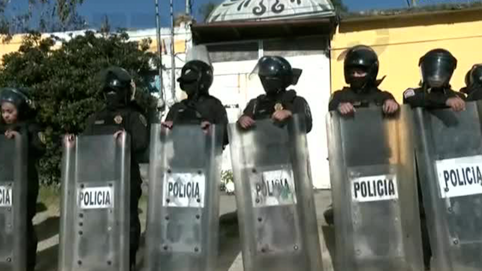 Al menos medio centenar de elementos de seguridad resguardan la zona.