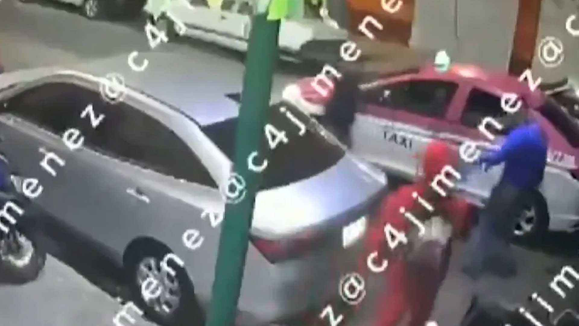 Una pareja fue agredida y asaltada por sujetos cuando regresaban de vender juguetes; agresores llegaron y huyeron en un taxi.