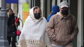 personas adultas caminando abrigados en Torreón.
