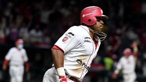 Jon Singleton jugando para los Diablos Rojos del México en la Temporada 2021 de la LMB.