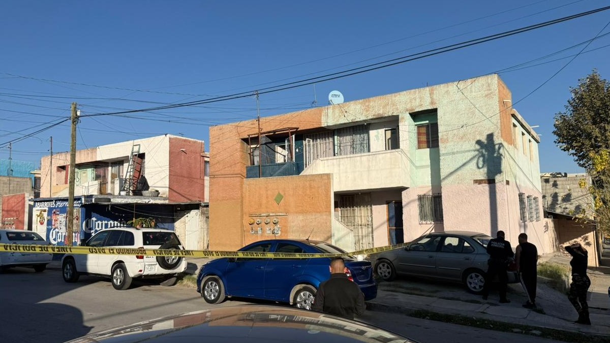 Se observan varias casas, con cinta amarilla de precaución y unas personas alrededor.