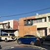 Se observan varias casas, con cinta amarilla de precaución y unas personas alrededor.
