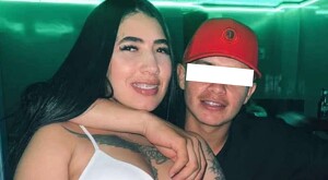 Mujer identificada como Kelly Echeverry siendo abrazada del cuello por un hombre con gorra roja y los ojos censurados con un recuadro blanco