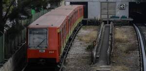 Tren de la Línea 3 del Metro en estación Potrero