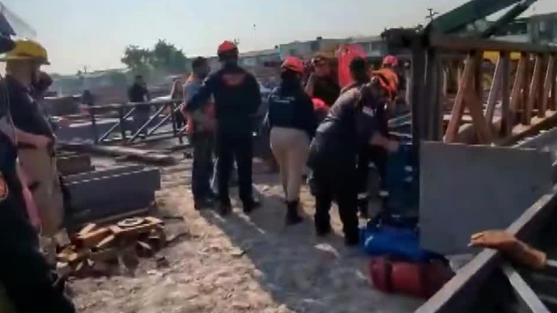 Durante sus actividades laborales un hombre de 39 años sufrió un accidente por la caída de esta estructura metálica.