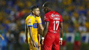 Luis Advíncula encarando a Javier Aquino mientras jugaba para Lobos BUAP cedido por Tigres.