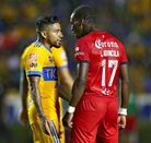Luis Advíncula encarando a Javier Aquino mientras jugaba para Lobos BUAP cedido por Tigres.