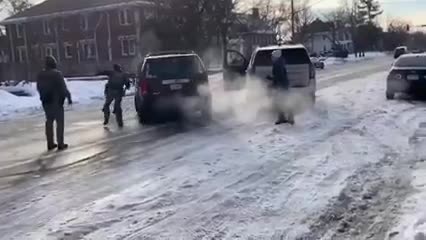 Un agente del Servicio de Inmigración y Control de Aduanas (ICE) mató a tiros a una mujer en un barrio residencial de Minneapolis.