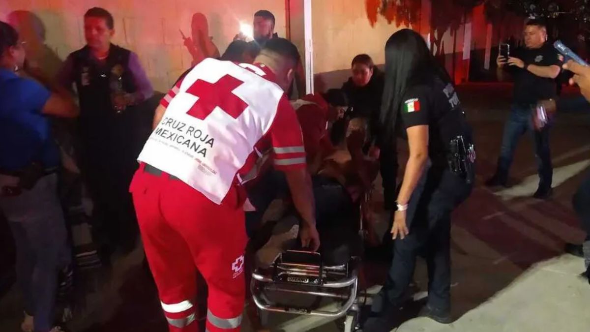 Minutos antes, Francisco ingresó al establecimiento para conversar con quienes fueran sus colegas y les advirtió lo que pasaría