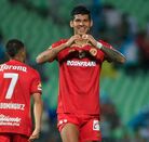 Robert Morales celebrando un gol con el Toluca.