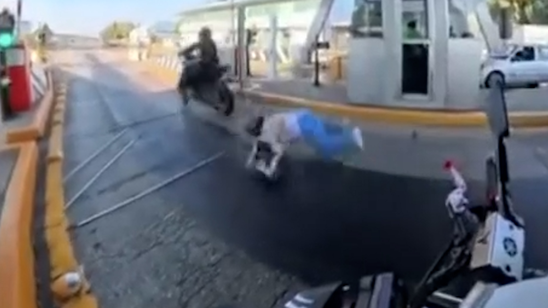 Un motociclista puso en riesgo a su acompañante al acelerar bruscamente para evadir el pago de 40 pesos en una caseta del Circuito Exterior Mexiquense.