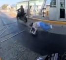 Un motociclista puso en riesgo a su acompañante al acelerar bruscamente para evadir el pago de 40 pesos en una caseta del Circuito Exterior Mexiquense.