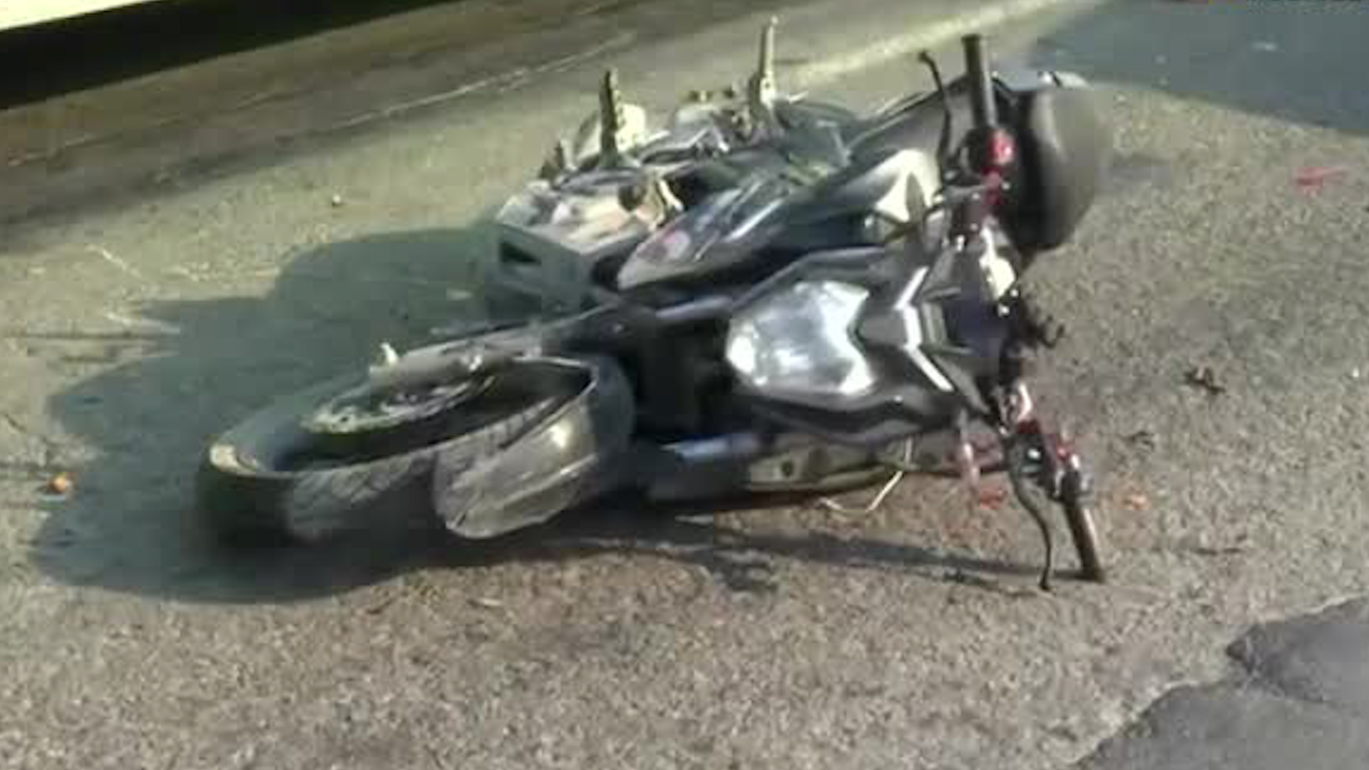 El joven fue trasladado en estado delicado tras impactar a un jubilado de 62 años.